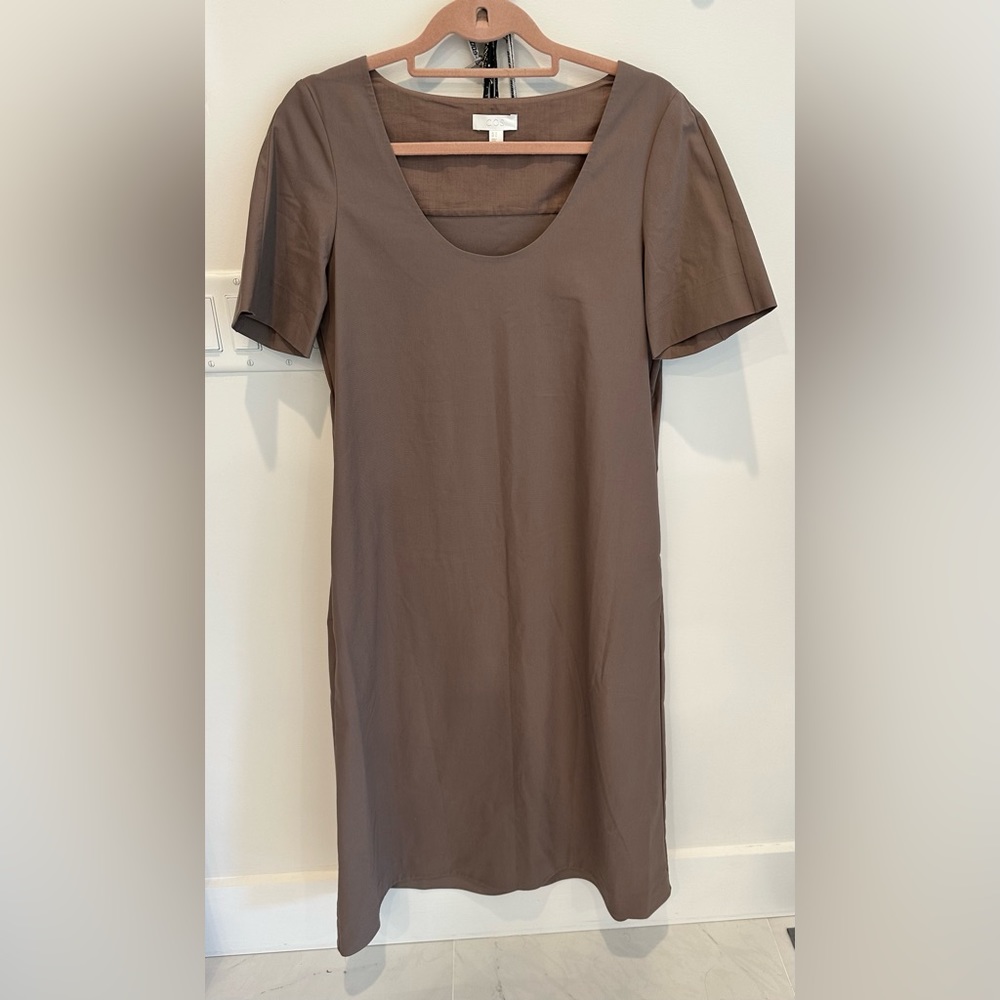 COS A-line dress in beautiful neutral color and fitted half sleeves. Size 8